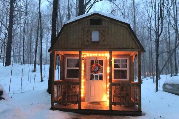 A la foto es mostra l'objecte Snug Tiny House Getaway in Elton for Vacations near the Wolf River, Wisconsin situat a la ciutat de Antigo.