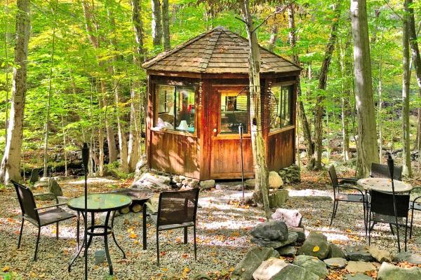 A la foto es mostra l'objecte Fabulous Tiny House Surrounded by Forest in Norwich, Connecticut situat a la ciutat de Avery Corner.