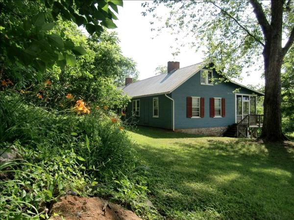 Na zdjęciu widoczny jest obiekt Inviting Cottage Rental on a Private Farm in Rileyville, Virginia położony w mieście Goods Mill.