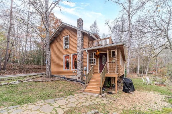 Na fotografii je vidět objekt Serene Cabin with Hot-Tub in Cleveland, Georgia nacházející se ve městě Kinseytown.