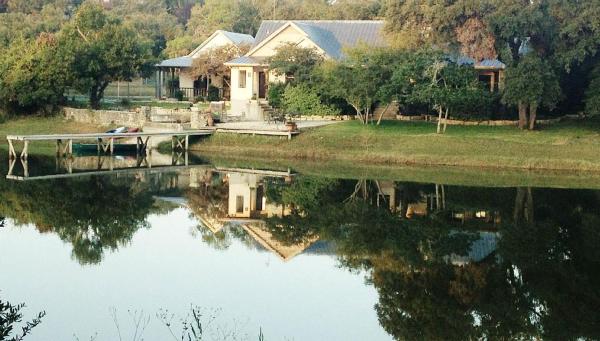 På bildet vises objektet Stunning Luxury Estate on Private Lake in Texas Hill Country near Austin som ligger i byen Driftwood.