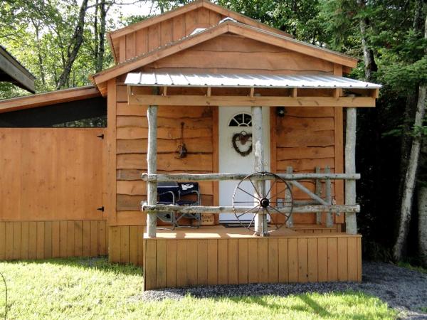 A la foto es mostra l'objecte Romantic Cabin Rental Overlooking Otter Creek in the Adirondacks of Upstate New York situat a la ciutat de Greig.