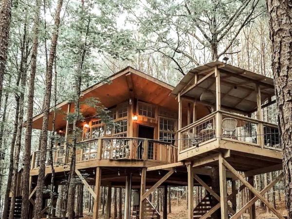 A la foto es mostra l'objecte Secluded Treehouse Rental Ideal for Glamping in Alabama situat a la ciutat de Bremen.