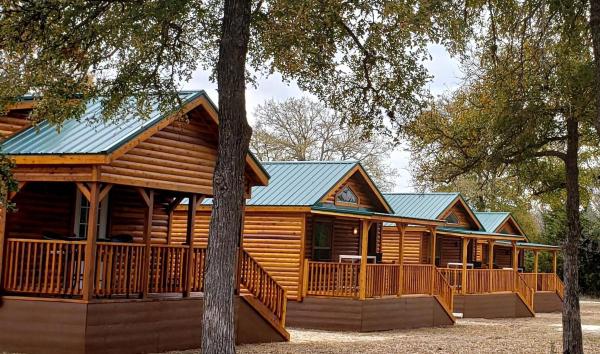 One Bedroom Log Cabin For Family And Pet Friendly Glamping In Pipe Creek, Texas - Texas