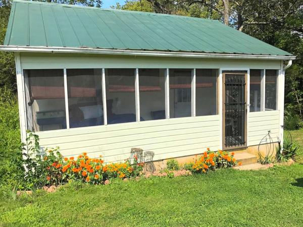 A la foto es mostra l'objecte Riverside Cabin Rental near St. Louis, Missouri situat a la ciutat de Beaufort.
