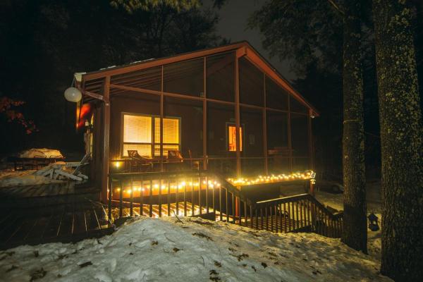 På billedet ses objektet Private Cabin on the Banks of the Trade River in Grantsburg, Winsconsin beliggende i byen Pine City.