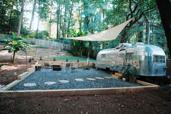 Kuvassa näkyy kohde Tiki-Style Airstream Rental Perfect for a Weekend Getaway in Atlanta, joka sijaitsee kaupungissa Habersham.