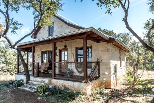 A la foto es mostra l'objecte Lovely Cottage Retreat in Texas Hill Country with Cypress Creek Views near Hamilton Pool situat a la ciutat de Hammetts Crossing.