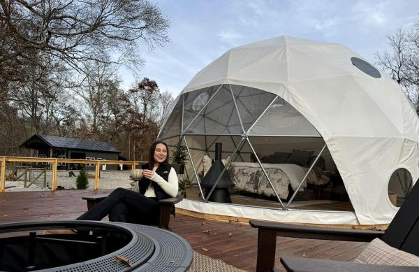 Auf dem Foto ist das Objekt Gorgeous Dome with Fire Pit and Fireplace in Waynesboro, Tennessee in der Stadt Hohenwald zu sehen.