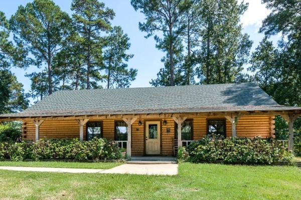 Na fotografii je vidět objekt Spacious Log Cabin Rental for Family Vacations in Texas nacházející se ve městě Platt.