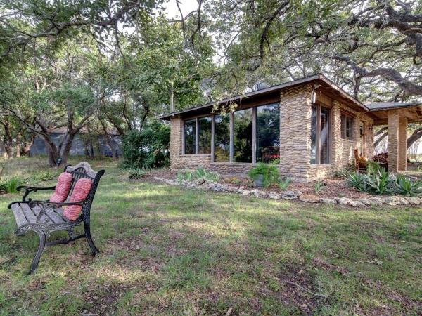 Romantic Luxury Cottage Rental For Two With Fireplace In Texas Hill Country - Georgetown, TX