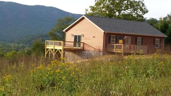 Na zdjęciu widoczny jest obiekt Cozy Riverside Cabin with Private Hot Tub in Rileyville, Virginia położony w mieście Goods Mill.