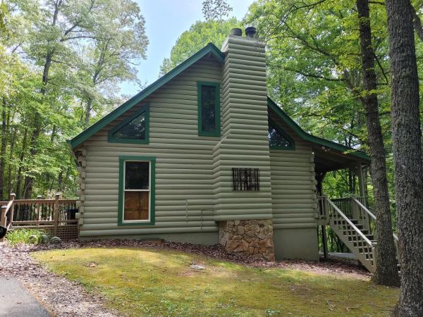A la foto es mostra l'objecte Luxurious Cabin Rental in Blairsville near Chattahoochee National Forest, Georgia situat a la ciutat de Fain.