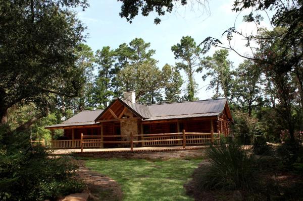 A la foto es mostra l'objecte Rustic Lodge Getaway with Large Patio and Pond near Lufkin, Texas situat a la ciutat de Zavalla.