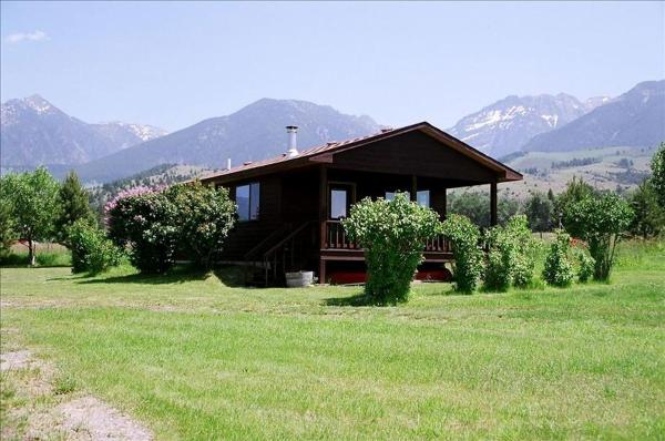 På billedet ses objektet Romantic and Rural Cabin Rental Close to Yellowstone River near Bozeman, Montana beliggende i byen Pine Creek.
