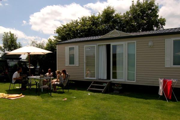 Na fotografii je vidět objekt Simple Cabin Rental for Four with Free Wi-Fi in Liege, Belgium nacházející se ve městě La Haye.