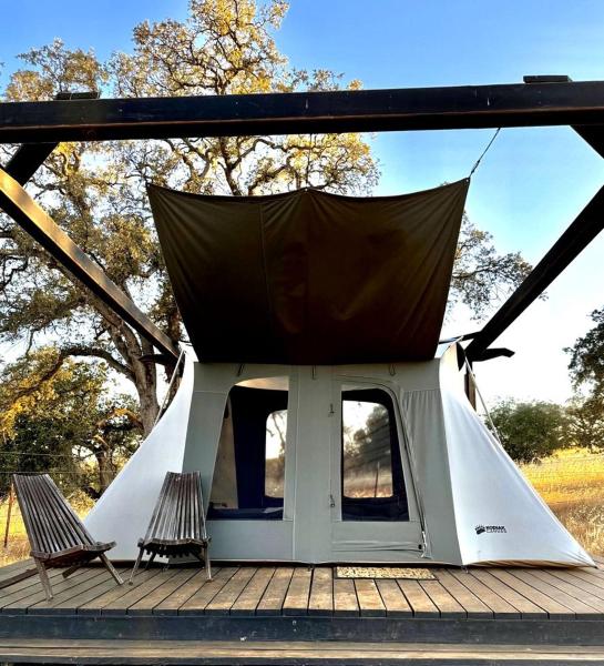 A la foto es mostra l'objecte Cute, Lakeside Glamping Bell Tent #2, Wheatland, California situat a la ciutat de Wheatland.