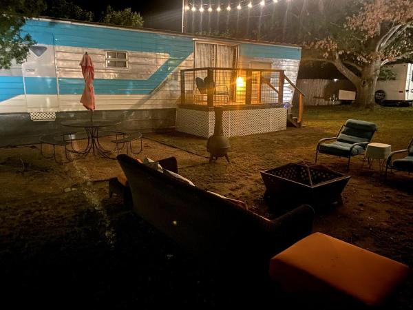Nella foto è visibile l'oggetto Unique Vintage Airstream Fully Restored in Texas situato nella città di Waring.