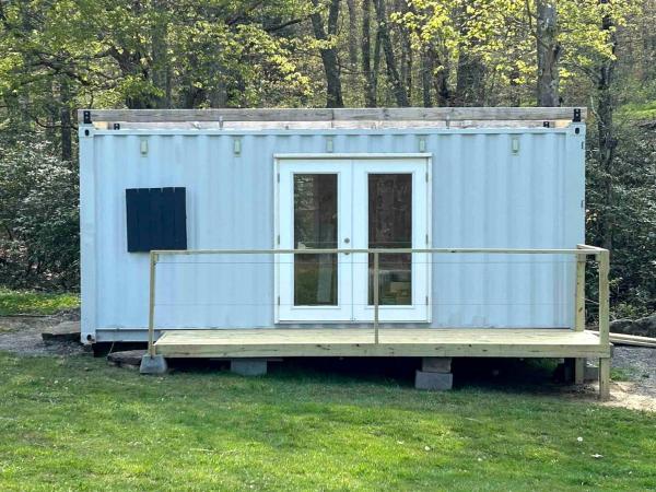 En la foto se muestra el objeto Friendsville Renovated Container Rental, for True Glamping Experiences in Maryland ubicado en la ciudad de Friendsville.