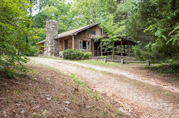 Nella foto è visibile l'oggetto Pet-Friendly Cabin Retreat in the Ozarks of Scenic Newton County, Arkansas situato nella città di Compton.