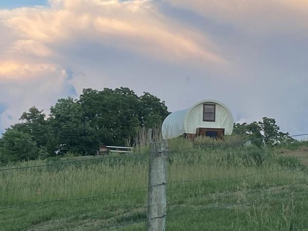 A la foto es mostra l'objecte Glenwood Glamping Vacations at this Charming Covered Wagon Rental in Iowa situat a la ciutat de Percival.