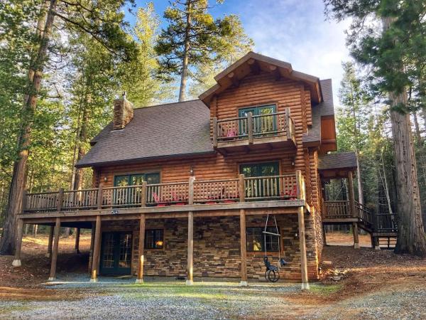 A la foto es mostra l'objecte Family-Friendly Log Cabin Rental in California's Gold Country near Sacramento situat a la ciutat de West Point.