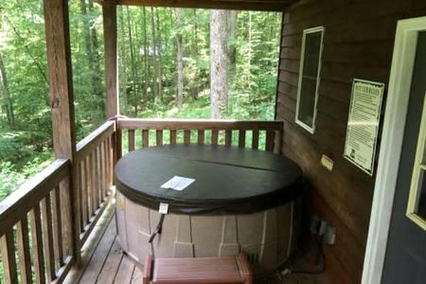 Na fotografii je vidět objekt Family-Friendly Cabin with Private Hot Tub near Charlotte, North Carolina nacházející se ve městě Elkin.