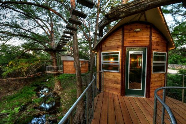 A la foto es mostra l'objecte Romantic Getaways in Fully-Equipped Tree House Rental in Spicewood, Texas situat a la ciutat de Spicewood.