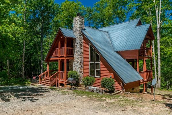 Na fotografii je vidět objekt Gorgeous Cabin with Pool Table, Fire Pit and Hot-tub in Cleveland, Georgia nacházející se ve městě Kinseytown.