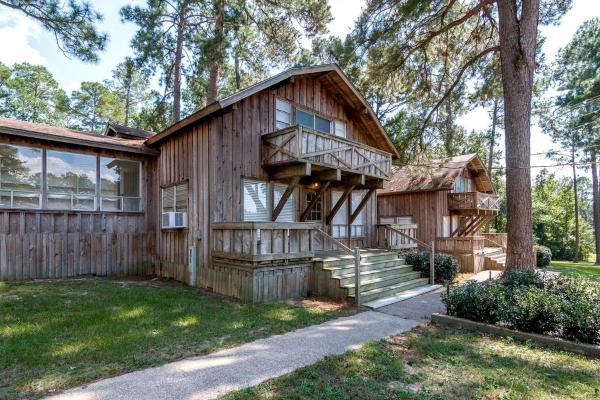Na fotografii je vidět objekt Gorgeous Log Cabin Rental near Nacogdoches for a Texas Family Vacation nacházející se ve městě Platt.