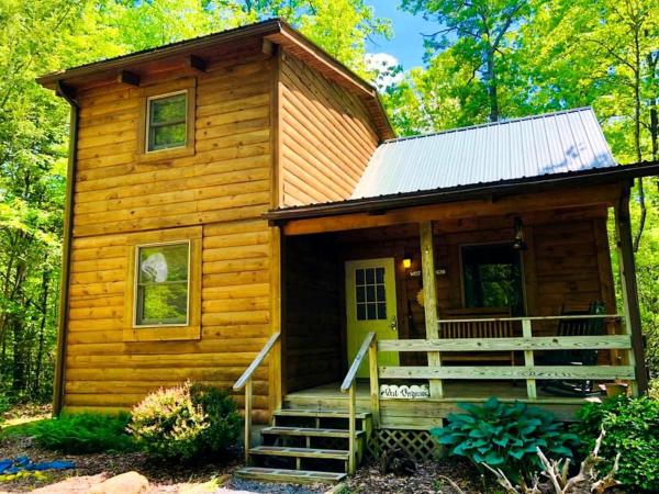 Auf dem Foto ist das Objekt Charming Cabin Rental in the Forest near Beckley, West Virginia in der Stadt Victor zu sehen.