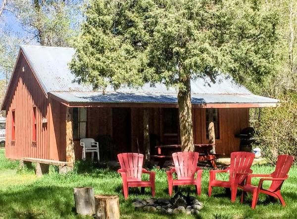 A la foto es mostra l'objecte Rustic Cabin Rental on Conejos River in San Juan Wilderness, Colorado situat a la ciutat de Antonito.
