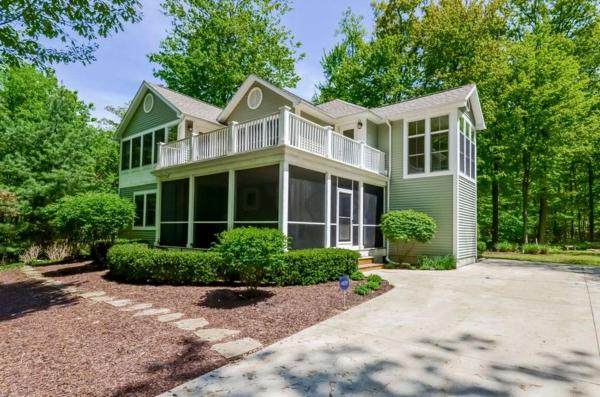 A la foto es mostra l'objecte Stunning Beach Villa with a Private Hot Tub near the Lake in Saugatuck, Michigan situat a la ciutat de Beachmont.