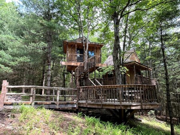 Na zdjęciu widoczny jest obiekt Eco-Friendly, Abstract Treehouse Surrounded by Wildlife and Hiking Trails For a Special Getaway in Sparrow Bush, New York położony w mieście Cuddebackville.