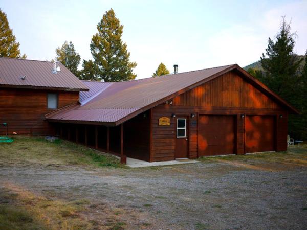Auf dem Foto ist das Objekt Secluded Lodge Rental for Large Groups in Lewis and Clark National Forest, Montana in der Stadt Checkerboard zu sehen.