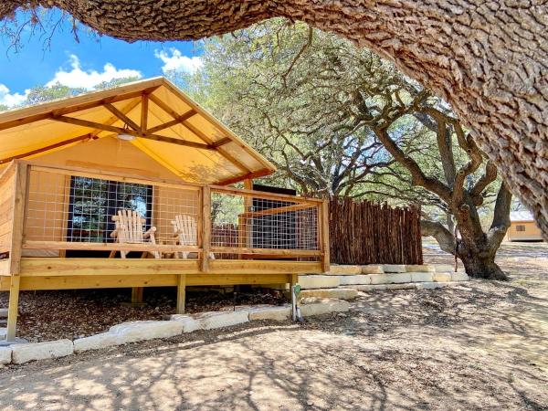 Na fotografii je vidět objekt Glamping Vacations in a Luxury Tented Cabin near River Guadalupe, in Ingram, Texas nacházející se ve městě Hunt.