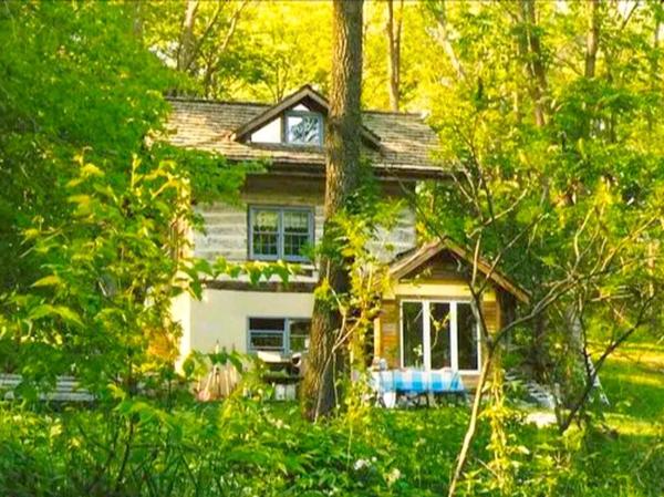 Nella foto è visibile l'oggetto Rustic Norwegian-Style Log Cabin Rental near the Upper Iowa River in Decorah, Iowa situato nella città di Decorah.