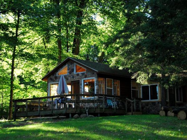 A la foto es mostra l'objecte Woodland Staycation Cabin Two Hours from Minneapolis in Birchwood, Wisconsin situat a la ciutat de Stone Lake.