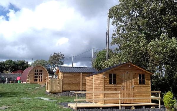 På billedet ses objektet Charming Cabin Rental for Two Guests by the River Shannon, Ireland beliggende i byen Foynes.