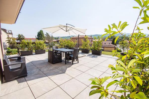 Na zdjęciu widoczny jest obiekt Casa Baratta - Il Gelso, Neive, terrazza sulle Langhe położony w mieście Neive.