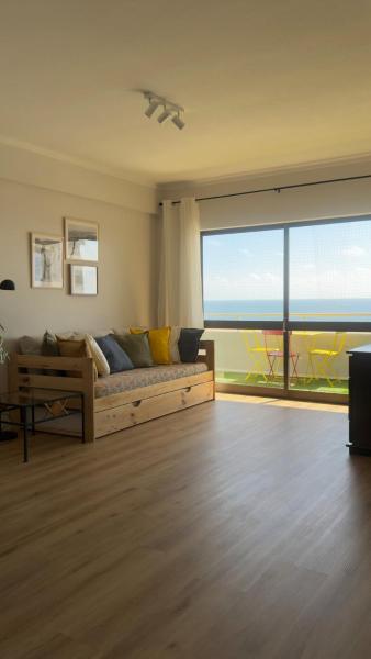 På billedet ses objektet SeaLoft - Beachfront apartment in Figueira da Foz beliggende i byen Buarcos.