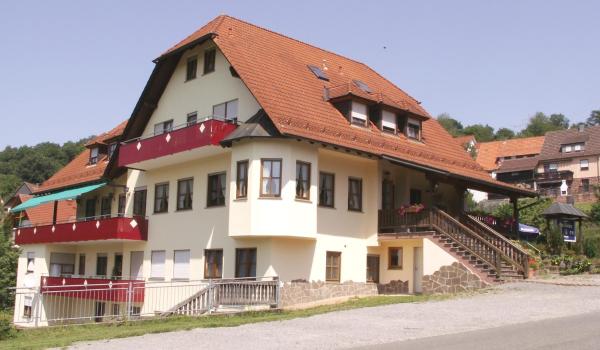 写真にはNeustadt am Main市にあるLandgasthof Zum Hirschenが写っています。