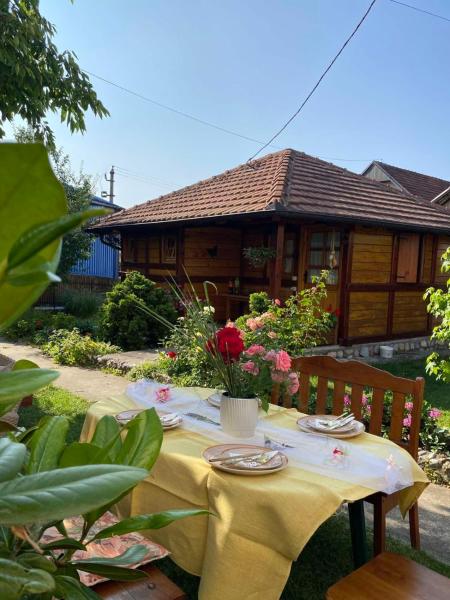 Auf dem Foto ist das Objekt Flowers Cabin in der Stadt Belić zu sehen.