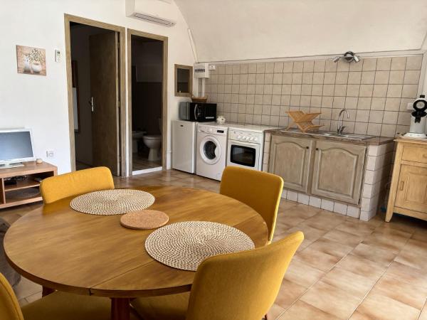 A la foto es mostra l'objecte A volta appartement à la nuitée, linge compris situat a la ciutat de Nessa.
