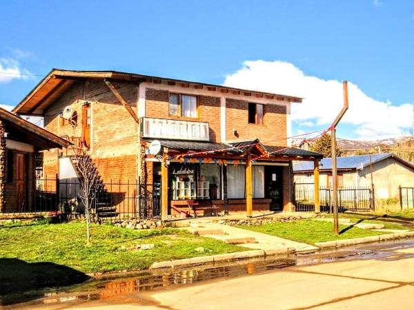 The photo shows the Cholila Apart Hostel located in the city of Cholila.