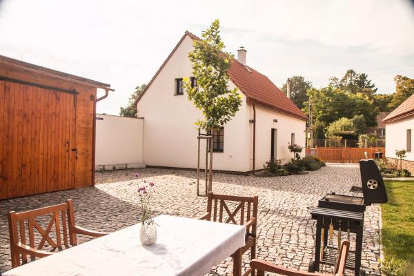 Op de foto is het object Garage u Barbory te zien, gelegen in de stad Rakovník.