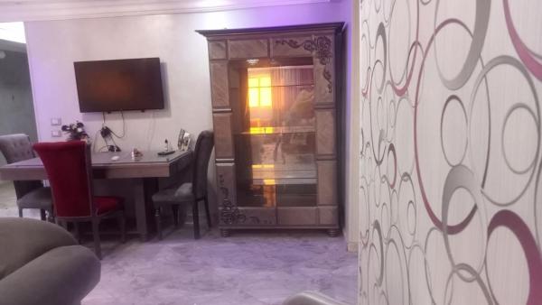 Na foto é possível ver o objeto Yes inn localizado na cidade de Bayt Raʼs.