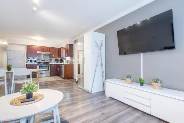 A la foto es mostra l'objecte Sleek Modern Escape Suite - Comfort and Style in the City situat a la ciutat de Vancouver.