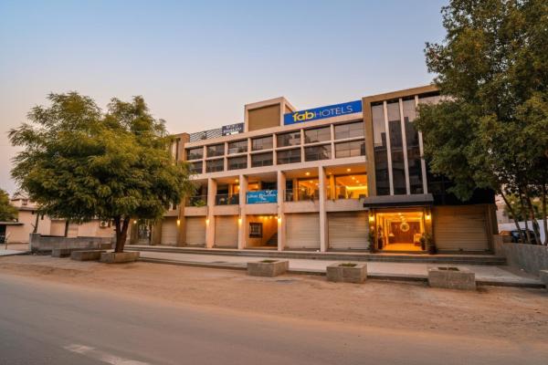 Na zdjęciu widoczny jest obiekt FabHotel Relax - opp Hotel Leela położony w mieście Sadra.