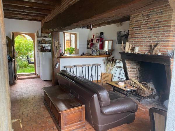 The photo shows the Maison de marinier les pieds dans l'eau face à la Loire located in the city of Viglain.